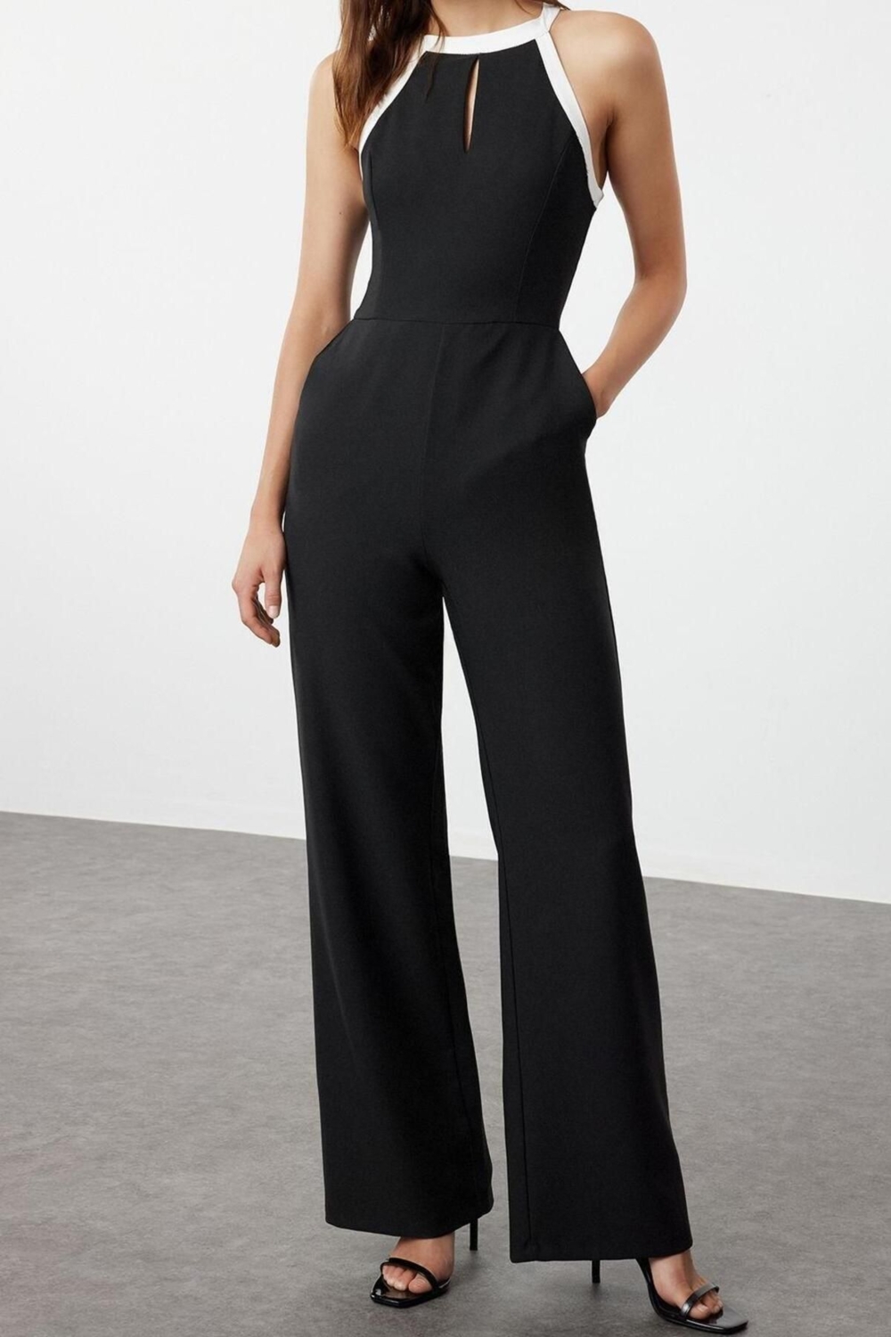 Kadın Moda Standart Kol Geniş Paça Halter Yaka Düz Desen Uzun Halter Yaka Detaylı Maxi Dokuma Tulum