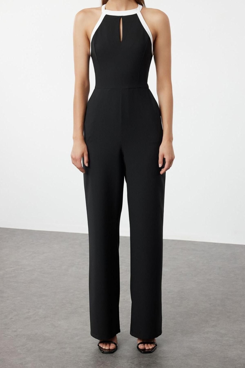 Kadın Moda Standart Kol Geniş Paça Halter Yaka Düz Desen Uzun Halter Yaka Detaylı Maxi Dokuma Tulum