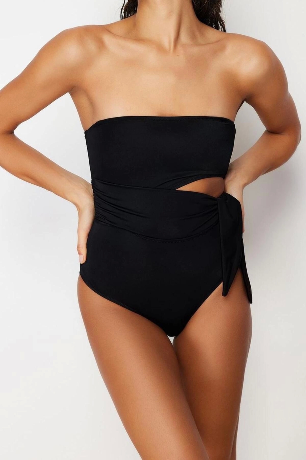 Kadın Moda Atma Kap Askılı Brief Yaka Siyah Straplez Cut Out Pencereli Regular Mayo