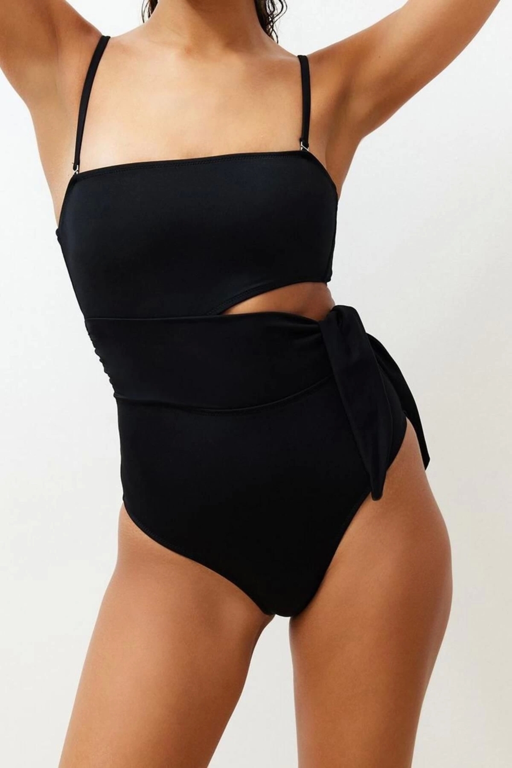 Kadın Moda Atma Kap Askılı Brief Yaka Siyah Straplez Cut Out Pencereli Regular Mayo
