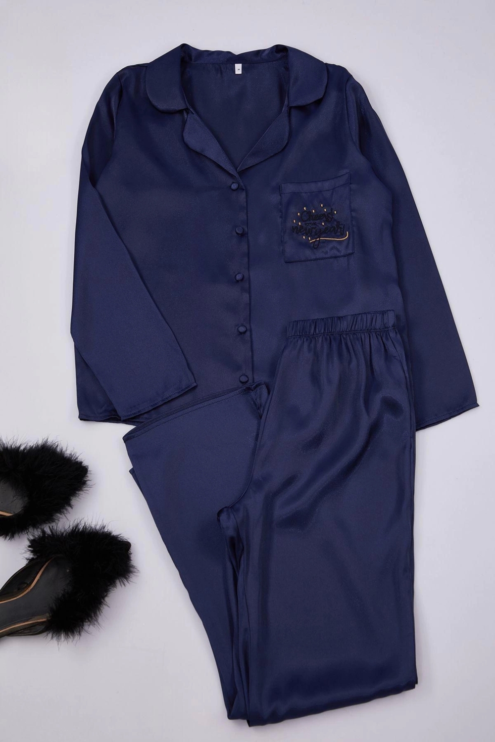 Tarz Rahat Uzun Kollu Boru Paça Yılbaşı Temalı Nakışlı Saten Dokuma Pijama Takımı