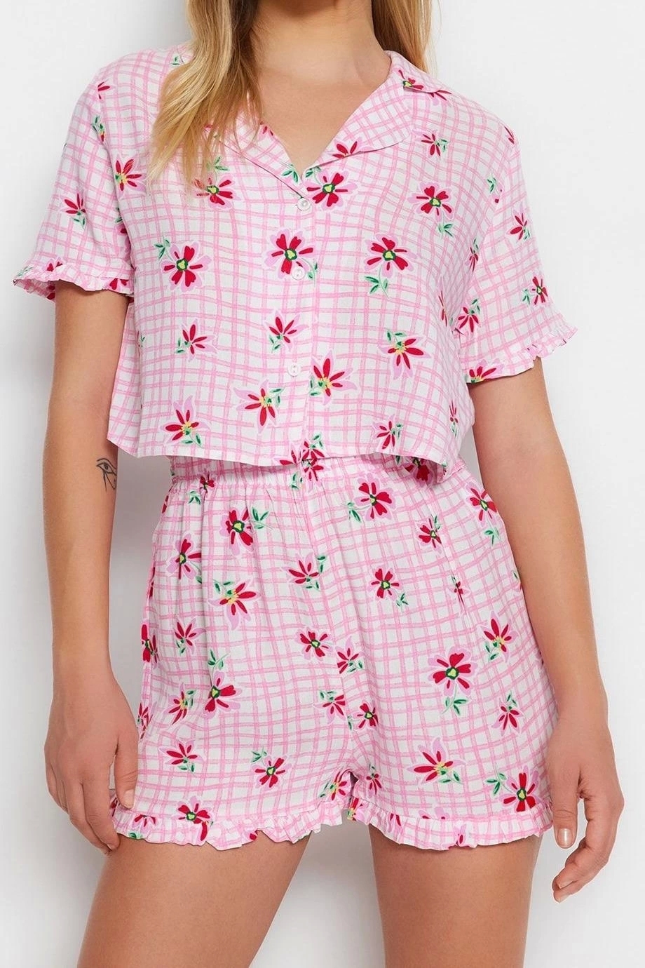Tarz Rahat Kısa Kollu Boru Paça Papatya Desenli Fırfırlı Viskon Dokuma Pijama Takımı