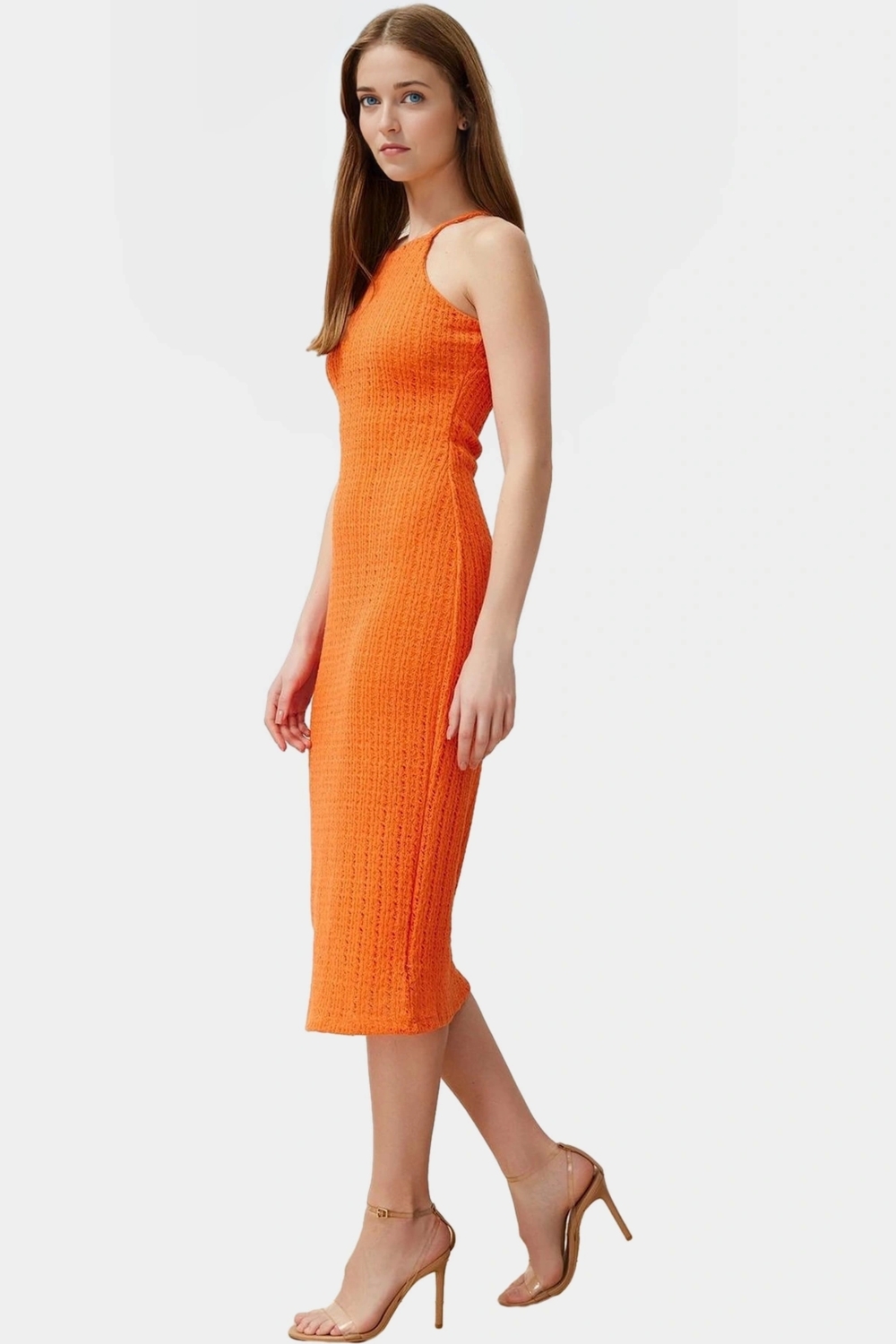 Rahat ve Şık Midi Elbise Örme Kumaş Halter Yaka Bodycon Modern Stil Görünüm