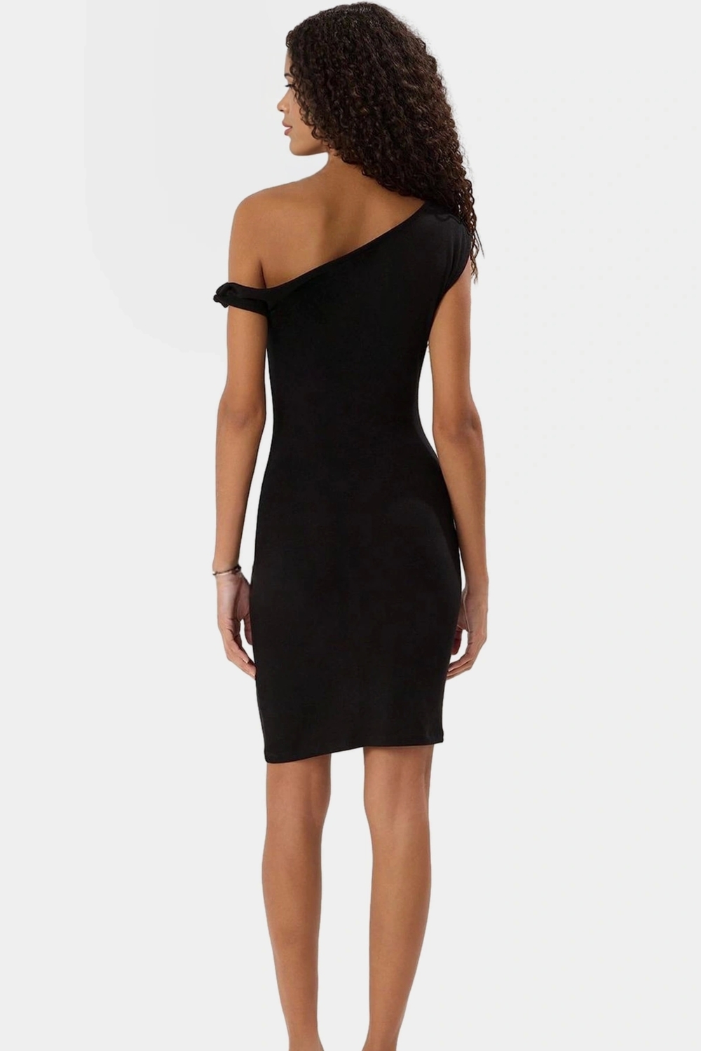Şık Bodycon Mini Elbise Asimetrik Yaka Örme Kumaş Rahat Kesim Seçkin Malzeme Zarifane Tasarım