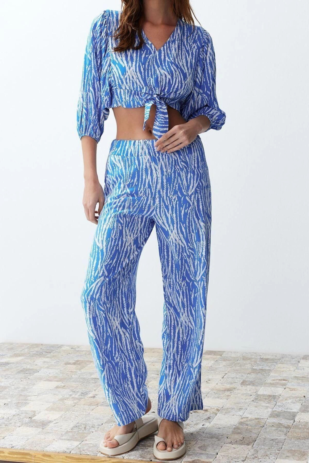Moda Zebra Degaje Yaka Büzgülü Fırfırlı Kol Günlük Zebra Desenli Bluz Pantolon Dokuma Alt-Üst Takım