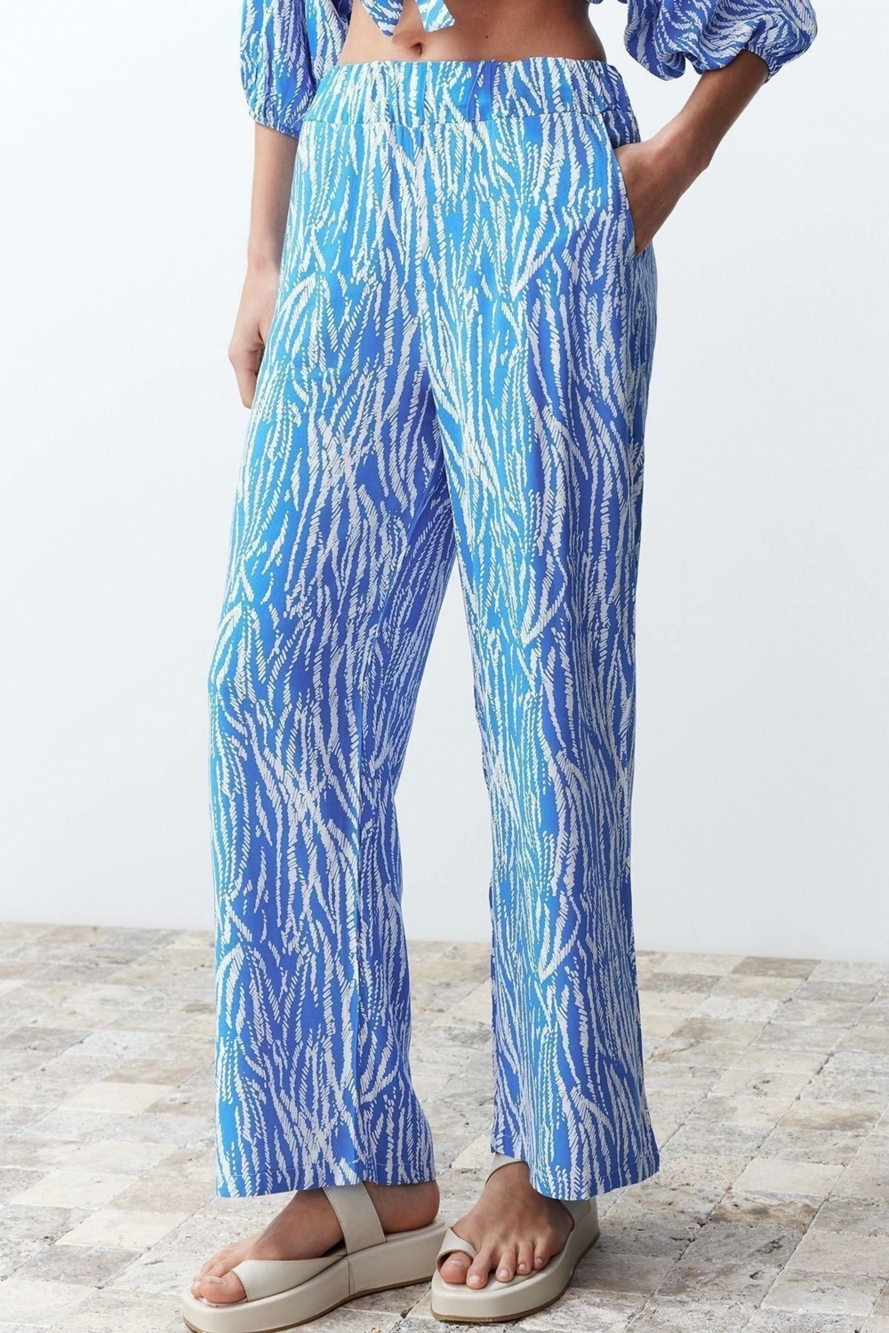 Moda Zebra Degaje Yaka Büzgülü Fırfırlı Kol Günlük Zebra Desenli Bluz Pantolon Dokuma Alt-Üst Takım