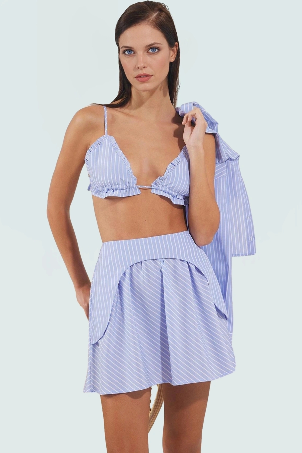 Plaj Şıklığı İçin Çok Çizgili Dokuma Üçlü Takım Zarifane Tasarım Modern Stil Trend