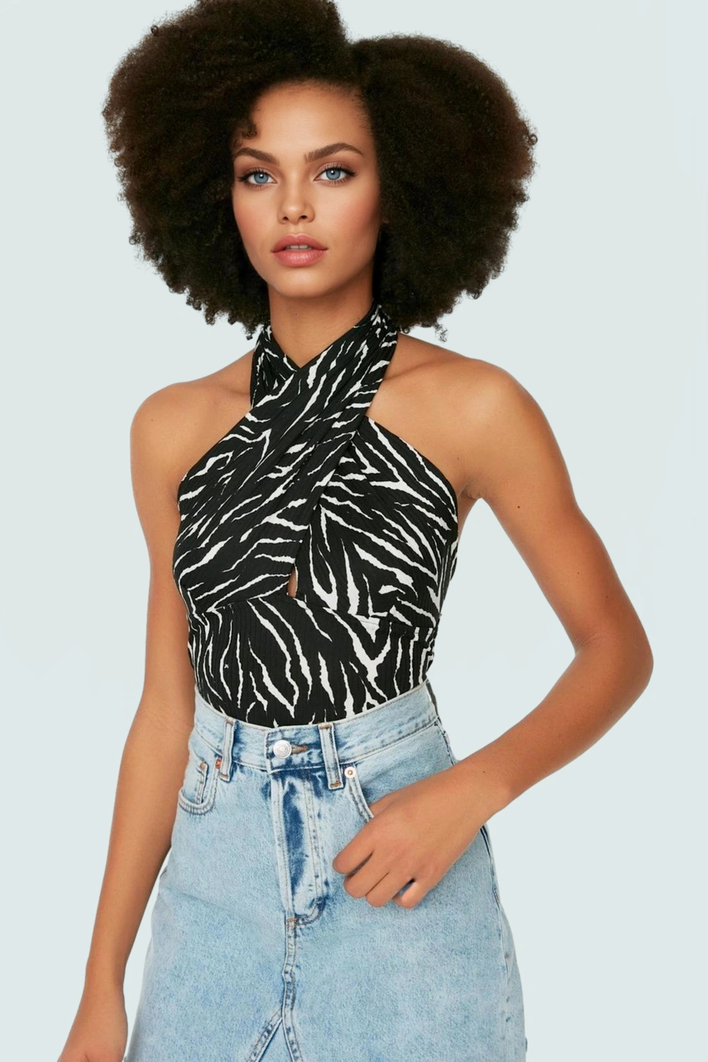 Fitted Crop Bluz Boyundan Bağlamalı Zebra Desenli Polyester Elastan Karışımı Günlük Stil