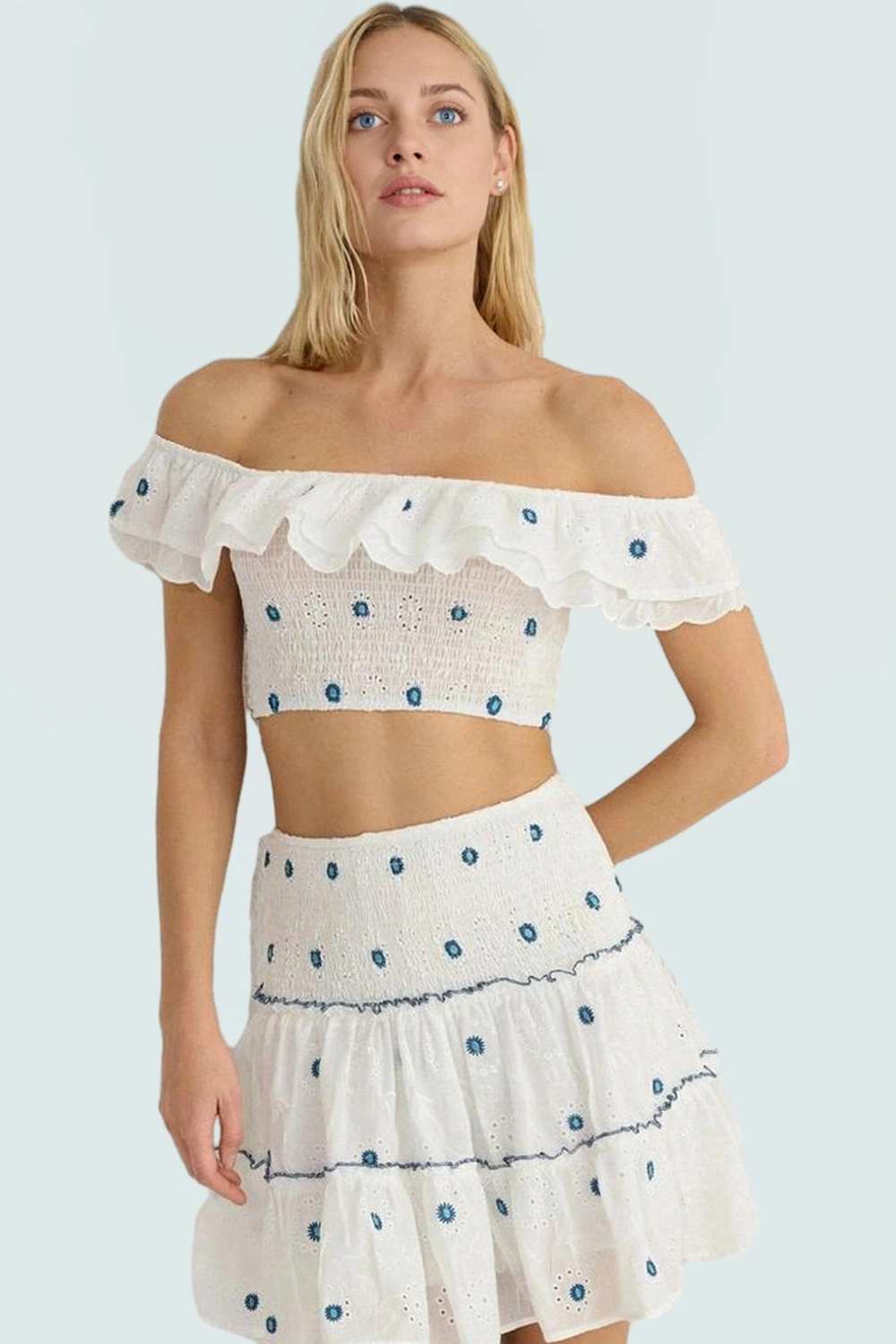 Yazlık Crop Bluz; Carmen Yaka Brode Dokuma Fitted Kalıp Trend Tasarım Rahat Kullanım