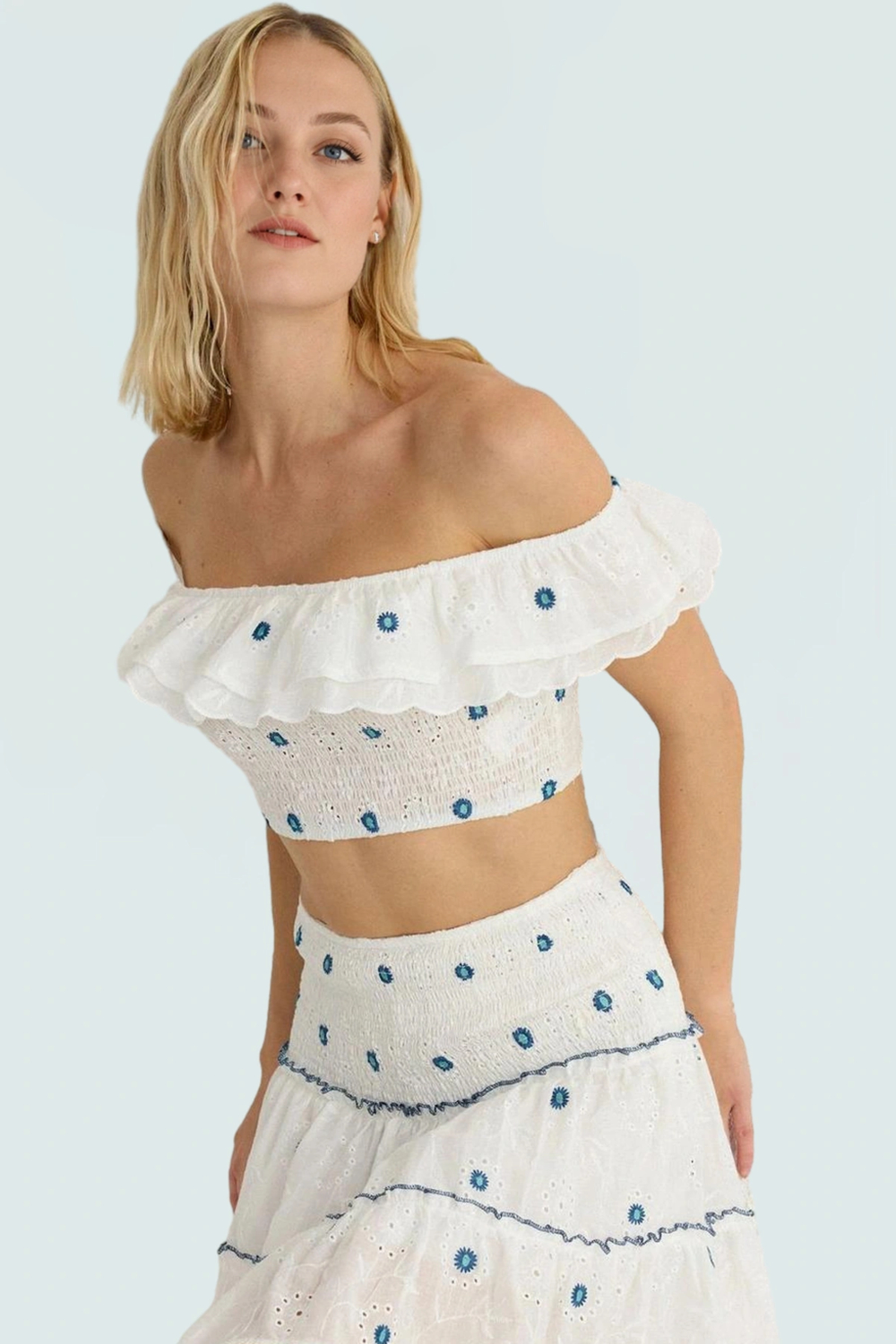 Yazlık Crop Bluz; Carmen Yaka Brode Dokuma Fitted Kalıp Trend Tasarım Rahat Kullanım