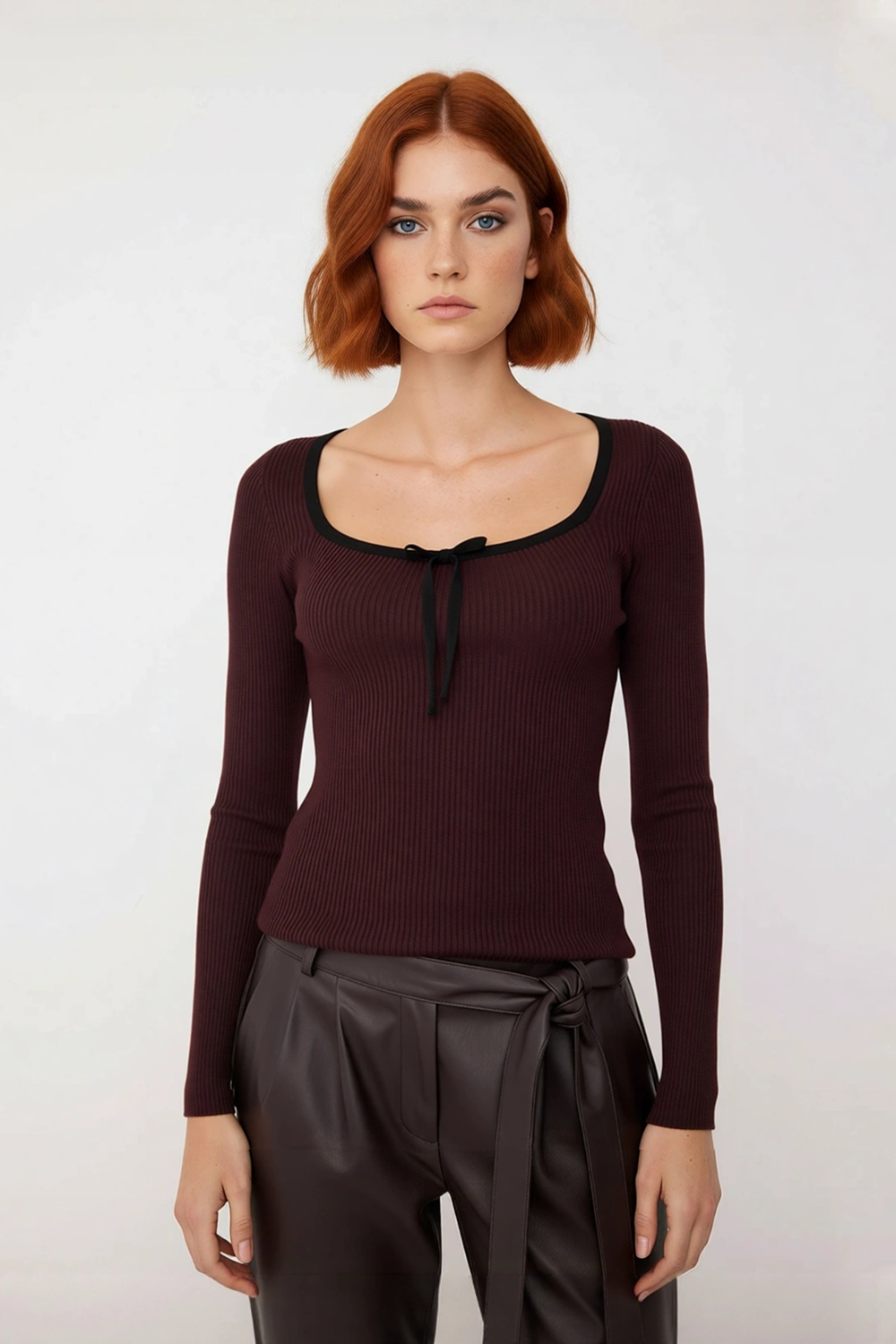 Kadın Fitted Kalıp Fitilli Dokuma Havuz Yaka Triko Kazak İnce Yapısıyla Modern Bir Stil Sunar