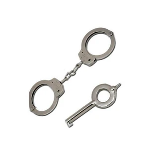 Toptancı Kapında Metal Kelepçe