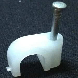 Göçnen Plastik Beton Çivili Kroşe No:1  (100' Lü Paket)