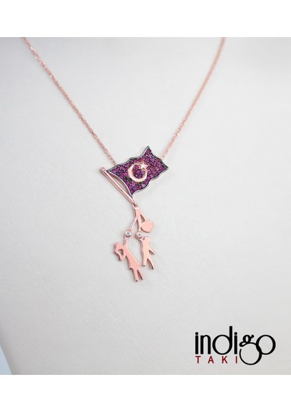 Bayrak Tutan Çocuklar Gümüş Kolye fiyatları