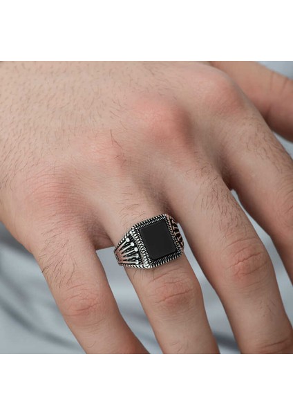 Gümüş Oniks Taşlı Taç Desenli Erkek Yüzük modelleri