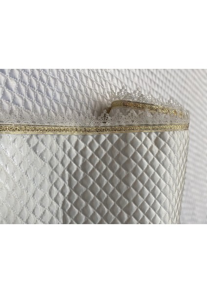 Vintage Sınırlı Üretim Özel Seri Saten Raf Örtüsü - Krem 40 cm Derinlik x 10 mt Boy Gold Su Taşı Detaylı Lüks Saten Kapitone Raf Örtüsü / Çekmece Örtüsü / Dolap İçi Örtü
