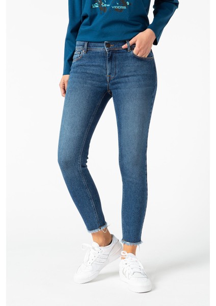Paçası Püsküllü Kadın Denim Pantolon 23777-70394 modelleri
