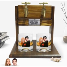 BK Kişiye Özel Renkli Baskılı Sevgililer Karikatürlü Ikili Viski Bardağı ve Çift Musluklu Doğal Ahşap Viski Standı-88