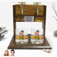 BK Kişiye Özel Renkli Baskılı Sevgililer Karikatürlü Ikili Viski Bardağı ve Çift Musluklu Doğal Ahşap Viski Standı-87