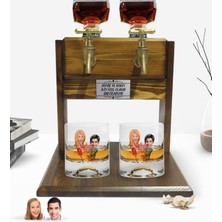 BK Kişiye Özel Renkli Baskılı Sevgililer Karikatürlü Ikili Viski Bardağı ve Çift Musluklu Doğal Ahşap Viski Standı-19