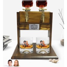 BK Kişiye Özel Renkli Baskılı Sevgililer Karikatürlü Ikili Viski Bardağı ve Çift Musluklu Doğal Ahşap Viski Standı-11