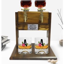 BK Kişiye Özel Renkli Baskılı Harf ve Isim Tasarımlı Ikili Viski Bardağı ve Çift Musluklu Doğal Ahşap Viski Standı-4