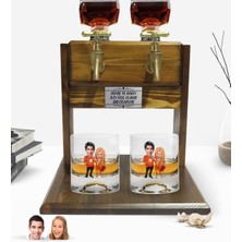 BK Kişiye Özel Renkli Baskılı Sevgililer Karikatürlü Ikili Viski Bardağı ve Çift Musluklu Doğal Ahşap Viski Standı-54