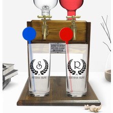 BK Kişiye Özel Renkli Baskılı Çelenk Baş Harfli Isimli Ikili Vodka Bardağı ve Çift Musluklu Doğal Ahşap Vodka Standı-1