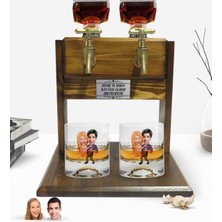 BK Kişiye Özel Renkli Baskılı Sevgililer Karikatürlü Ikili Viski Bardağı ve Çift Musluklu Doğal Ahşap Viski Standı-3