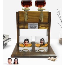 BK Kişiye Özel Renkli Baskılı Erkek ve Kadın Karikatürlü Ikili Viski Bardağı ve Çift Musluklu Doğal Ahşap Viski Standı-9