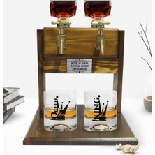 BK Kişiye Özel Renkli Baskılı Queen And King Tasarımlı Ikili Viski Bardağı ve Çift Musluklu Doğal Ahşap Viski Standı-1