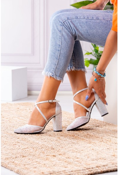 Tuğrul Ayakkabı Çapraz Bantlı Taş Detaylı Topuklu Gümüş Kadın Ayakkabı