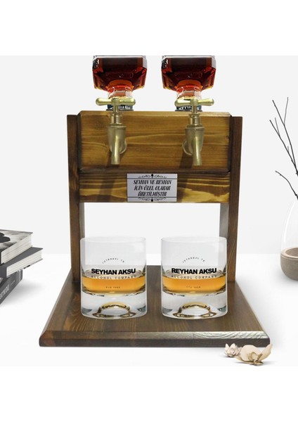Kişiye Özel Renkli Baskılı Alcohol Company Tasarımlı Ikili Viski Bardağı ve Çift Musluklu Doğal Ahşap Viski Standı-1