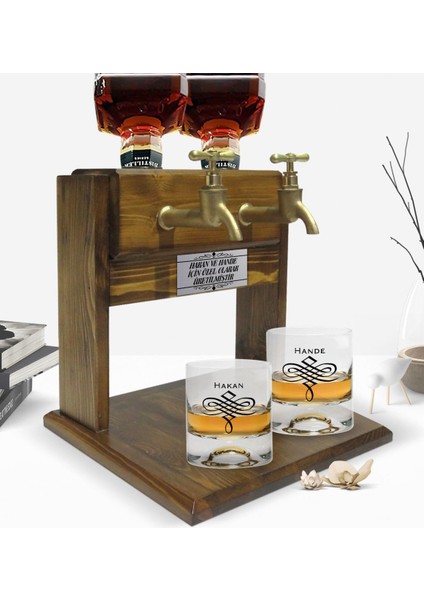 Kişiye Özel Renkli Baskılı Isimli Ikili Viski Bardağı ve Çift Musluklu Doğal Ahşap Viski Standı-24 fiyatları