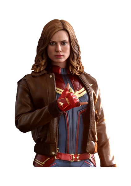 Captain Marvel Deluxe Version Sixth Scale Figure MMS522