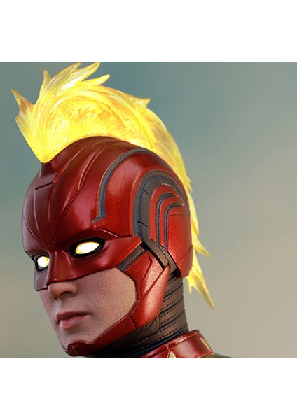 Captain Marvel Deluxe Version Sixth Scale Figure MMS522