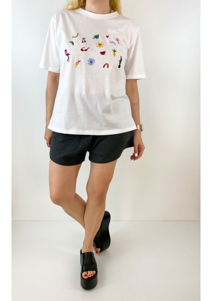 Işleme Detaylı Beyaz Pamuklu Tişört