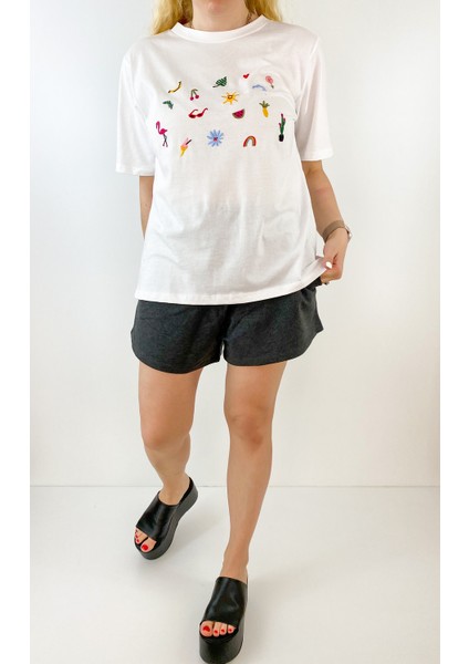 Işleme Detaylı Beyaz Pamuklu Tişört fırsatları