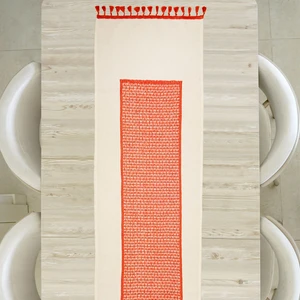 Ortası Küçük Dantelli Püsküllü Kırmızı 42x150 cm Keten Runner Masa Örtüsü