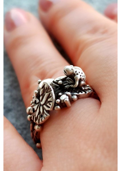 Antik Gümüş Kaplama Yaprak Üstünde Kurbağa Şekilli El Yapımı Ayarlanabilir Yüzük