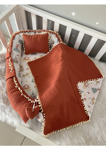 Kiremit Örgü Pike Kumaş ve Müslin Kumaş Ponponlu 3'lü Babynest Set