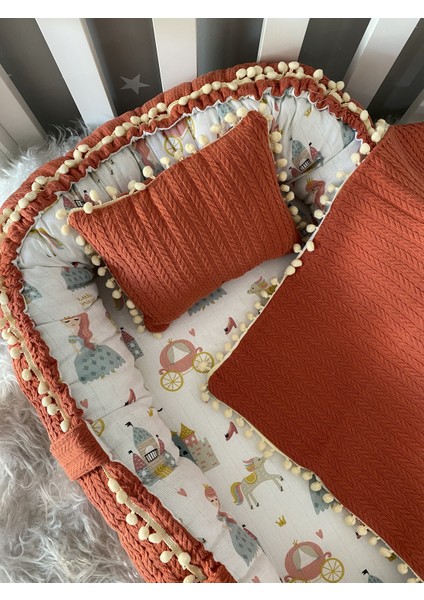 Kiremit Örgü Pike Kumaş ve Müslin Kumaş Ponponlu 3'lü Babynest Set