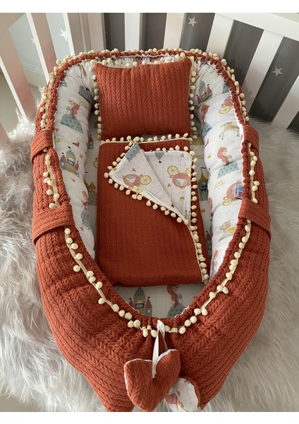Kiremit Örgü Pike Kumaş ve Müslin Kumaş Ponponlu 3'lü Babynest Set