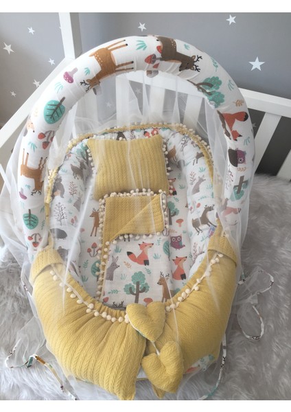 Sarı Örgü Pike Kumaş ve Orman Müslin Kumaş Ponponlu Babynest ve Yorgan Oyuncak Aparat ve Tül Set