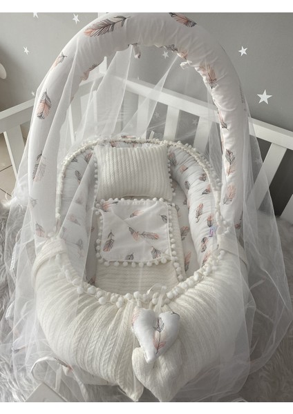 Beyaz Örgü Pike Kumaş ve Tüy Desen Kumaş Ponponlu Babynest ve Yorgan Oyuncak Aparat ve Tül Set