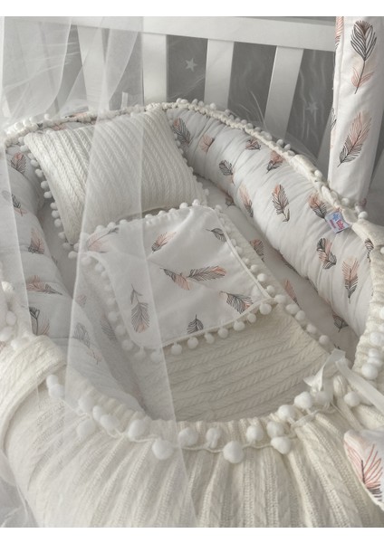 Beyaz Örgü Pike Kumaş ve Tüy Desen Kumaş Ponponlu Babynest ve Yorgan Oyuncak Aparat ve Tül Set