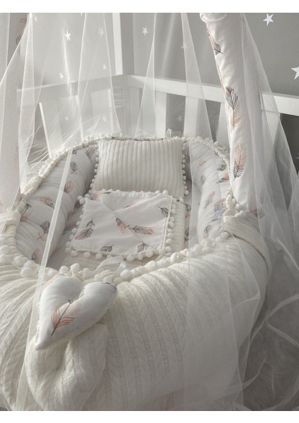 Beyaz Örgü Pike Kumaş ve Tüy Desen Kumaş Ponponlu Babynest ve Yorgan Oyuncak Aparat ve Tül Set