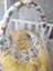 Sarı Örgü Pike Kumaş ve Orman Müslin Kumaş Ponponlu Babynest ve Yorgan Oyuncak Aparat ve Tül Set 2