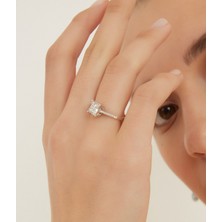 By Araj Jewellery 14 Ayar Altın 0.19 Karat Kolları Pırlanta Taşlı Kare Baget Yüzük