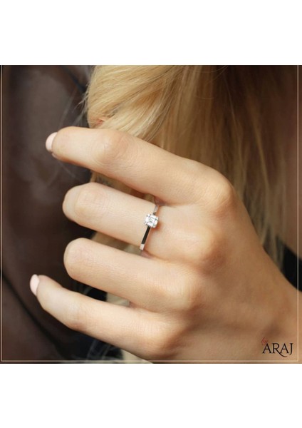 By Araj Jewellery 14 Ayar Altın 0.10 Karat Ince Baget Pırlantalı Yüzük